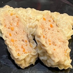 เกี๊ยวหมูเห็ดหอมทรงเครื่อง 4 ชิ้น