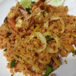 ข้าวผัดต้มยำแห้ง ทะเล (กุ้ง+ปลาหมึก)
