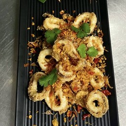 Deep-fried Squid Garlic Chili Salt ปลาหมึกผัดพริกเกลือ