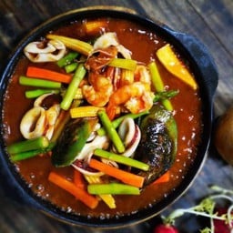 Mixed Seafood on Sizzling Plate รวมมิตรทะเลกะทะร้อน