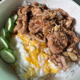 ข้าวหมูฉ่ำนัวกระเทียม