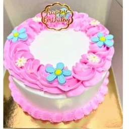 เค้กนมสดสีขาวกลีบดอกสีชมพูแต่งดอกไม้น้ำตาล