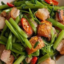 ผัดผักบุ้งหมูกรอบ  (กับข้าว)