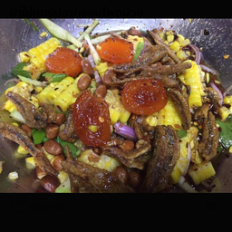 ยำไข่แดงปลากรอบข้าวโพด