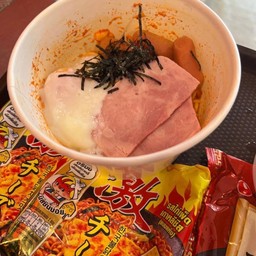 A6 นิสชิน ชีส (มาม่าเกาหลี) + ท็อปปิ้ง 3 อย่าง