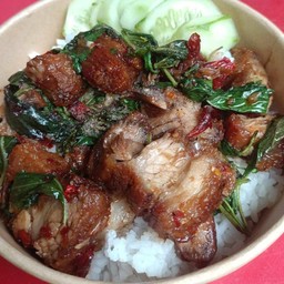 กระเพราหมูกรอบ