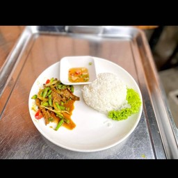 ข้าวผัดเครื่องแกงเนื้อ/ทะเล/ปลากระพง