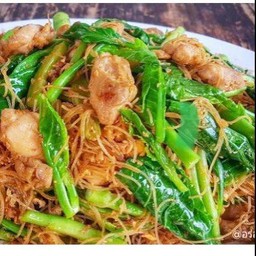 เส้นหมี่ผัดซีอิ้วไก่