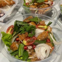 ข้าวไก่กรอบยำแซ่บ