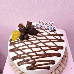 เค้กนมสดช็อกโกแลตแต่งคิทแคทปักป้าย HBD