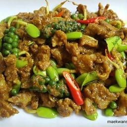 ผัดเผ็ดเนื้อ