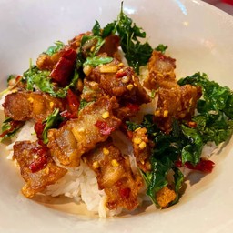 ข้าวกะเพราหมูสามชั้น (ทอดน้ำปลา)