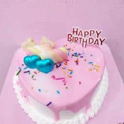 เค้กนมสดรูปหัวใจแต่งขนมมาสเยลโล่ป้าย HBD