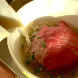 [อร่อยซ่ากับโค้ก] เฝอเนื้อสด +  โค้ก ออริจินัล (กระป๋อง) + โค้ก ไม่มีน้ำตาล (กระป๋อง) 