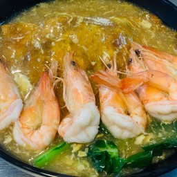 เส้นใหญ่ราดหน้ากุ้งห่อไข่