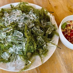 ยำสาหร่ายพวงองุ่น + กุ้ง