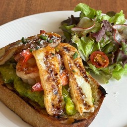 015Grilled prawns avocado & Halloumi cheese