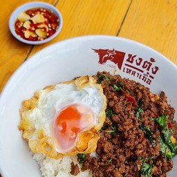 ข้าวกะเพราเนื้อไทยวากิว พร้อมไข่เป็ดดาว