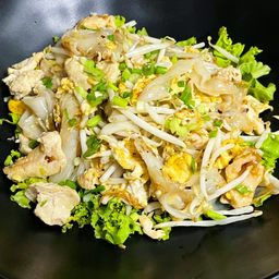 Wok-fried Noodles with Chicken ก๋วยเตี๋ยวคั่วไก่