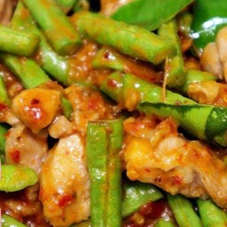 ผัดพริกแกง ปลาหมึก