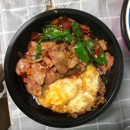 ไข่ข้นกะเพราหมูสไลด์