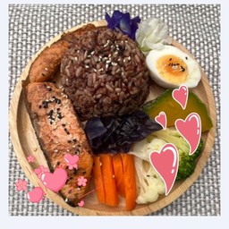 ข้าวสามสี+ แซลมอลกริลล์+ผัก5สี หลอดเลือดดีมีโอเมก้า3