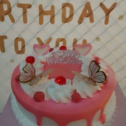 เค้กนมสดราดครีมนมชมพูแต่งเยลลี่มาชเมลโล่