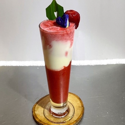 Strawberry Yoghurt Shake สตรอเบอร์รี่โยเกิร์ตปั่น