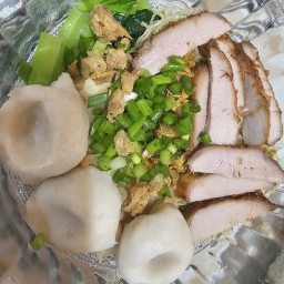 อาหมวยบะหมี่เกี๊ยวหมูแดง