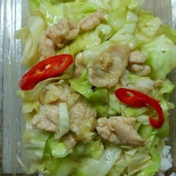 ผัดกะหล่ำราดข้าว