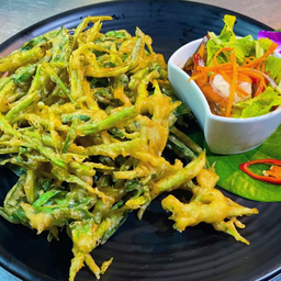 Spicy Deep-fried Morning Shrimps Salad ยำผักบุ้งทอดกรอบ