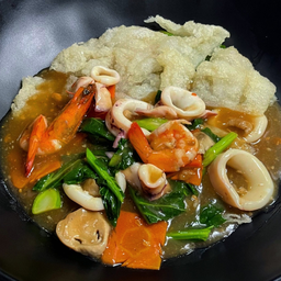Fried Rice Noodles Topped with ราดหน้า