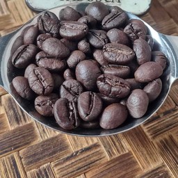 เมล็ดกาแฟของทางร้าน คั่วเตาถ่านแม่จันใต้จะออกกล้วยตากน้ำผึ้งไวน์แดงจ๊ะ