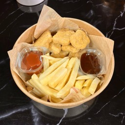 [อร่อยซ่ากับโค้ก] Chicken Nuggets With French Fries +  โค้ก ออริจินัล (กระป๋อง) 