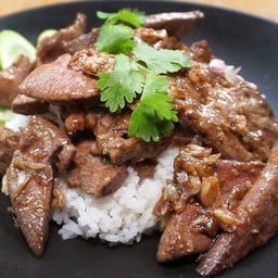 ตับผัดกระเทียมพริกไทยราดข้าว