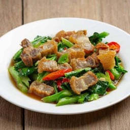 ข้าวคะน้าหมูกรอบ