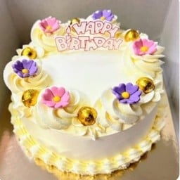 เค้กวนิลานมสดแต่งทองและดอกไม้