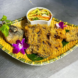 Deep-fried Sea Bass with Lemon Grass ปลากระพงทอดตะไคร้