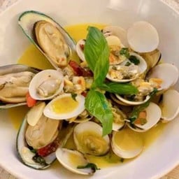 Sauteed Thai Mussel & Clams in White Wine Sauce