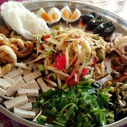 ตำถาดกินแซ่บ (ตำปูปลาร้า,หมูยอ,แคบหมู,ไข่ต้ม,ไข่เยี่ยวม้า,หอยดอง,หอยเชอรี่,ข้าวปุ้น)
