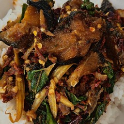 ผัดเผ็ดปลาดุกทอดกรอบ