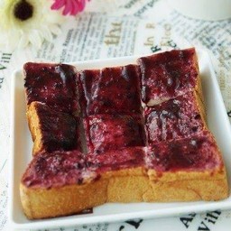 ขนมปังปิ้งหน้าแยมบลูเบอร์รี่ คู่ละ