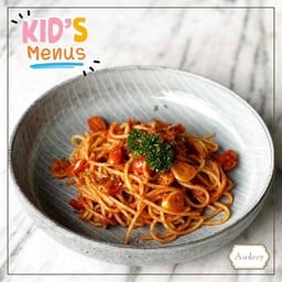 สปาเก็ตตี้ผัดซอสมะเขือเทศและกระเทียม