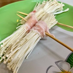 หมูสามชั้นพันเห็ดเข็มทอง