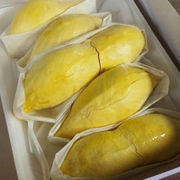 ผลไม้ปอกพร้อมทาน แซลมอนซาซิมิ แกงเขียวหวาน บ้านผู้ใหญ่