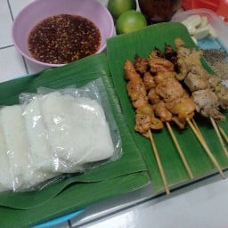 ผู้การบี ข้าวเหนียวไก่ย่างแดง น้ำจิ้มแจ่วขันสด สาขา ท่าเรือ ม.รามคำแหง
