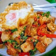 กระเพราหมูกรอบ