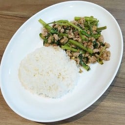 ข้าวราดผักบุ้งหมูสับ