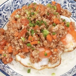 ข้าวไข่ระเบิดหมูสับ Fried eggs with tomato sauce and minced pork