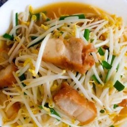 ผัดถั่วงอกหมูกรอบอิ่มสุข  (กับข้าว)